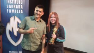 Estudiantes fascinados con poseer el Premio Óscar de la “Historia de Un Oso”