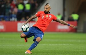 Arturo Vidal pone calma por su rodilla y dice estar para el partido contra Uruguay