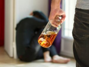 Ebrio amenazó de muerte a su madre