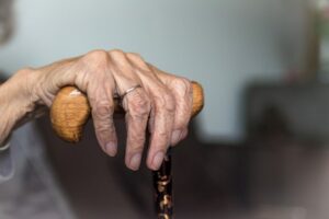 Adulto mayor amenazó con quemar la casa y dar muerte a su pareja