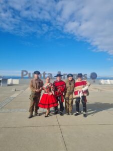 Funcionarios de Carabineros compartieron pie de cueca en la Avenida Costanera