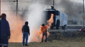 Pescadores se enfrentaron a Carabineros tras protestas en “Cruce de la Muerte”