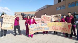 Desvinculación de profesionales de salud generaría demandas mayores en las listas de espera