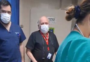 Familia asegura que doctor negó atención y actuó violentamente