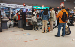 Compras de último momento se registraron en los pasillos de los supermercados