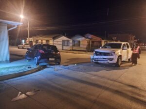 Vehículo policial en procedimiento no respetó Ceda el Paso y colisionó automóvil