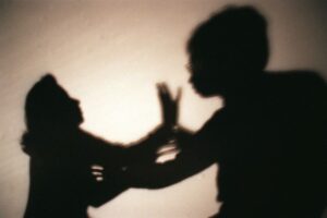 Sujeto reincidente en delitos de violencia intrafamiliar es enviado a la cárcel por nuevo hecho contra su pareja