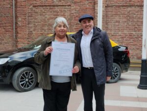 Choferes magallánicos reciben certificado de inscripción de taxis ejecutivos y cheques de subsidio