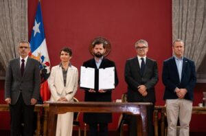 Presidente Boric promulga ley que busca aumentar dotación de Carabineros