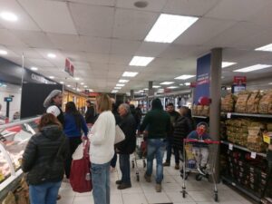 Largas filas se vieron ayer en supermercados de Punta Arenas