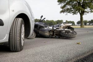 Mujer es condenada por colisionar a motociclista y marcharse del sitio del suceso