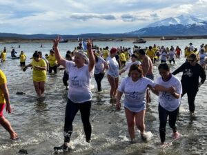 Más de mil asistentes participaron ayer en el Chapuzón de los Fiordos en Natales