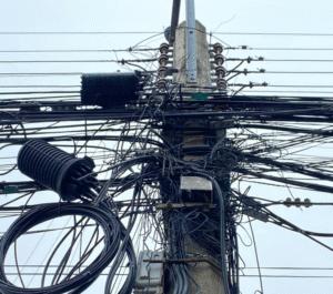 Cables eléctricos sin uso siguen sin resolverse y afean Punta Arenas