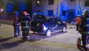 Conductor abandona escena y auto de la víctima con riesgo de fuga de gas