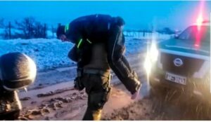Carabineros socorrió a motoquero brasileño accidentado en Porvenir