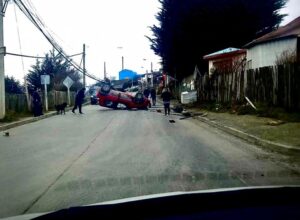 Tras volcarse, conductor se dio a la fuga: dejó sola a su acompañante lesionada