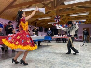 Unión Comunal realizó intervención de cueca en pleno centro