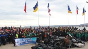 Capitanía de Puerto de Punta Arenas promovió jornada de limpieza de playas en el Estrecho de Magallanes