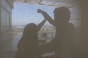 Hombre agredió a expareja y maltrató a su hija en la vía pública: ciudadano intervino para socorrerlas