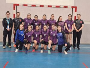 Liceo Experimental UMAG superó al Colegio Santa Teresa en el balonmano damas