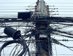 Concejal Germán Flores ingresa oficio a la municipalidad por cables en mal estado