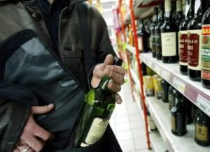 Hombre y mujer son detenidos tras hurtar botellas de whisky en supermercado Rofil