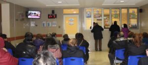 Mujer orinó frente al público en Hospital Clínico de Magallanes y luego agredió a un médico