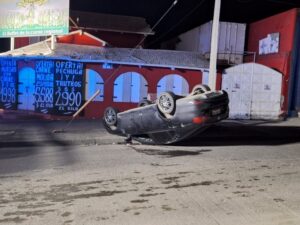Nuevo auto volcado y abandonado en el centro de Punta Arenas