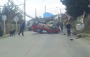 Chofer abandona a su acompañante lesionada tras chocar poste y volcar su automóvil