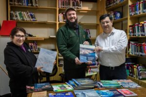 Museo de Río Seco recibió material educativo antártico de la INACH
