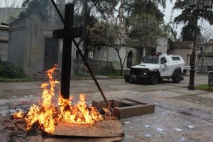 Enfrentamientos, robo en mausoleo de Carabineros y ataque a tumba de Jaime Guzmán