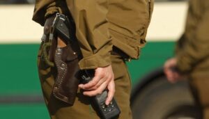 Sujeto intentó atropellar a carabinero, quien se defendió y lo hirió con impacto de bala
