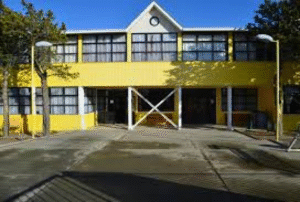 Denuncias por vulneraciones de derechos a alumnos de Escuela Juan Williams generan controversia en comunidad educativa
