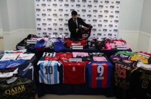 Casi 100 millones de pesos en mil 600 prendas de vestir de imitación incautó la PDI en Punta Arenas