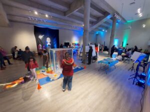 Emigrantes protagonizaron exposición artística