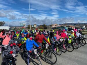 Decenas de personas participaron de la cicletada familiar “Únete al rosa”