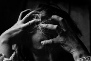 Mujer tiene prohibido acercarse a su madre tras haberla amenazado de muerte