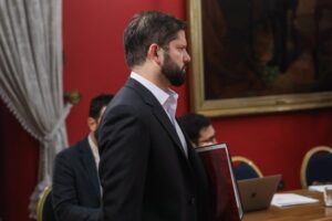 ”¿De dónde sacamos $50 mil millones?”: Boric responde por paro de salud