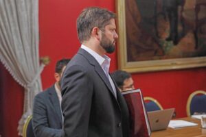 Boric insta a jóvenes chinos a mantener dosis de rebeldía y cuestionar versiones oficiales
