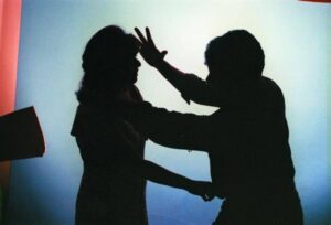 Veredicto condenatorio contra hombre por golpear y amenazar de muerte a su expareja
