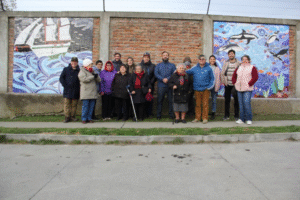 Vecinos del Cerro La Cruz inauguraron dos murales aplicando la técnica del mosaico