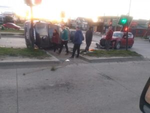 Daños a semáforo y volcamiento tras colisión en Frei con General del Canto