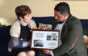 Maestra jubilada recibió cuadro de último registro junto a sus exalumnos