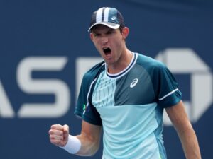 Gran debut: Nico Jarry se hizo fuerte pese a la lluvia en Shanghai y avanzó a tercera ronda