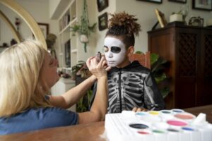 Consejos de especialistas para proteger la piel del maquillaje de Halloween
