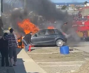 Bomberos controla incendio vehicular en barrio 18 de Septiembre
