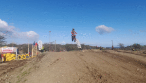 Con pista de agua y barro se vivió la apertura del Motocross regional