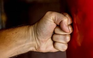 Remisión condicional de la causa a hombre que fue condenado por golpear a su hermano