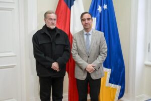 Gobernador regional Jorge Flies se reunió con el embajador argentino en Chile, Rafael Bielsa