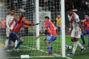 Con un contundente 2-0 Chile obtuvo anoche sus primeros tres puntos en las Clasificatorias